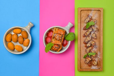 Lezzetli oryantal tatlılar. Kafkas leziz kilisesi kilisesi - Gürcü fındık ikramları, fındık kurabiyeleri ve meyveli dondurma. Tatlılarla çay zamanı. Geleneksel Gürcü mutfağı. Yeşil, pembe ve mavi arkaplanda