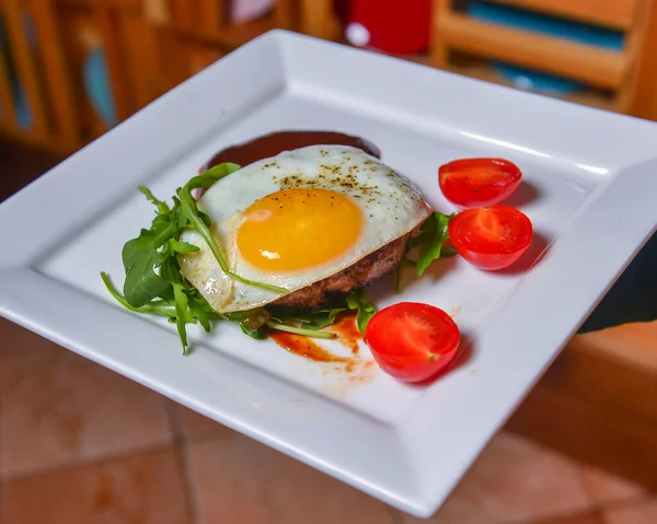 Colazione Tradizionale Con Bistecca Carne Uova Fritte Verdure Cameriere Che — Foto Stock