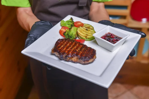 Grilované Steak Maso Grilovanou Zeleninou Omáčkou Bbq Koncept Grilování Číšník — Stock fotografie