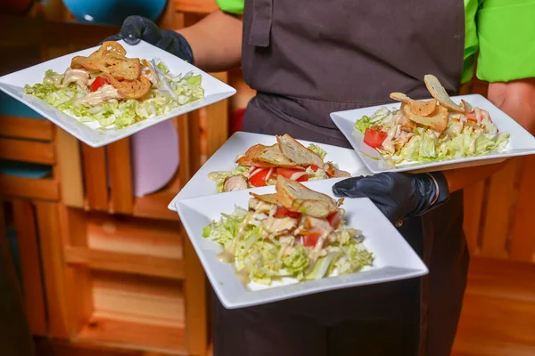 Garçom Servindo Pratos Salada César Restaurante Restaurante Comer Fora Conceito — Fotografia de Stock
