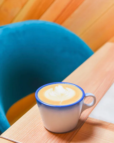 Kubek Pianką Kawową Drewnianym Stole Kawa Latte Restauracji Lub Kawiarni — Zdjęcie stockowe