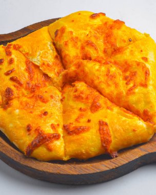 Beyaz arka planda tahtanın üzerinde peynir ve yumurta olan Khachapuri. Gürcistan mutfağı konsepti, kapat.