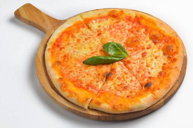Geleneksel Pizza Margarita. Margherita pizzası tahtadan yapılmış, beyaz üzerine izole edilmiş. Fast food, abur cubur konsepti. Geleneksel İtalyan mutfağı izole edildi.