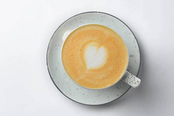 Kubek Cappuccino Pianką Kształcie Serca Odizolowany Białym Tle Kawa Małym — Zdjęcie stockowe