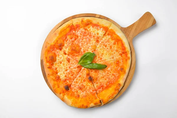 Tradycyjna Pizza Margarita Margherita Pizza Drewnianej Desce Izolowane Biało Fast — Zdjęcie stockowe
