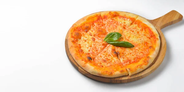 Pizza Margarita Tradizionale Pizza Margherita Tavola Legno Isolata Bianco Fast — Foto Stock