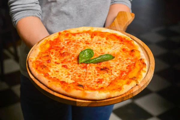 Ganze Margarita Pizza Auf Holzbrett Kellner Serviert Pizza Margherita Restaurant — Stockfoto