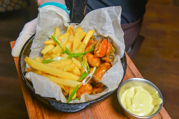 Gefrituurde Aardappelen Een Ijzeren Pan Geserveerd Een Restaurant Restaurant Ober — Stockfoto