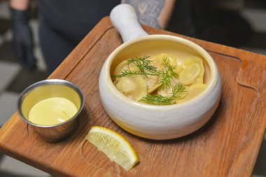 Seramik kasede sıcak buharla kaynamış hamur köftelerini kapat. Çin yemeği, eski ve eski bir ahşap tahta üzerinde. Restoranda ya da lokantada garsonluk yapıyor, hayat dolu, dışarıda yemek yiyor..