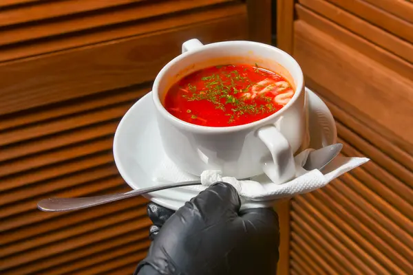 Бурячий Капустяний Суп Борщ Офіціант Готує Вечерю Ресторані Або Їдальні — стокове фото