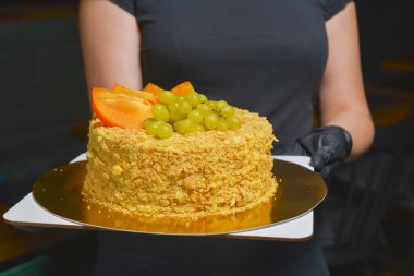 Napolyon 'un tüm keki, garsonun servis ettiği kafe ya da restoranda. Doğum günü partisi kutlaması, dışarıda yemek konsepti, servis.