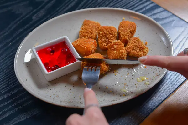 Stekt Camembertost Bröd Med Tranbärssås Serverad Vit Tallrik Äta Camembert — Stockfoto