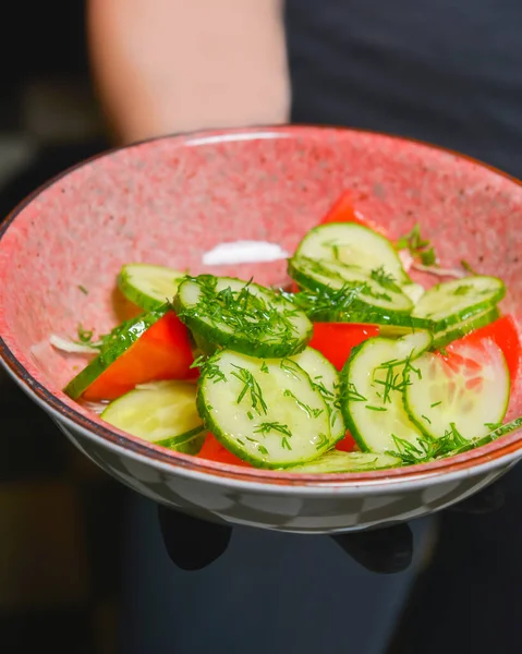 Salada de pepino e tomate vegetais com óleo servido por garçom em restaurante ou restaurante. — Fotografia de Stock