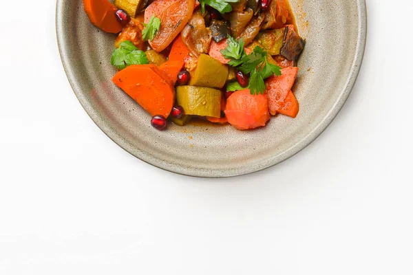 Insalata di verdure al forno in una ciotola cermaica su sfondo bianco. Deliziosa sana insalata autunnale o invernale. — Foto Stock