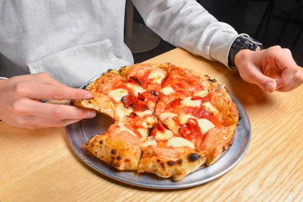 Młody Człowiek Kawałek Pizzy Margherita Martwa Natura Koncepcja Jedzenia Mieście — Zdjęcie stockowe