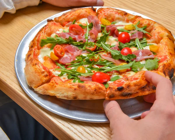 若い男はピザマルゲリータのスライスを食べています まだ人生は 概念を食べています レストランや自宅で ピザの配達 ピザの上で閉じる — ストック写真