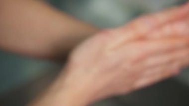 Coronavirus salgını önleme. Ellerini sabunla yıka, sıcak suyla yıka, parmaklarını ovala, sık sık yıka. Kişisel hijyen kavramı, sağlık kavramı.