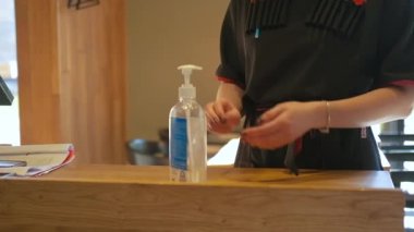 Dispanser antiseptikle el tedavisi. Restorana ya da kafeye müşteriler için yeni giriş servisi. Covid-19 'a karşı koruma, kişisel temizlik konsepti, sağlık konsepti.