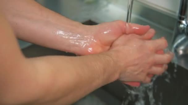 Coronavirus Pandemie Preventie Handen Met Zeep Warm Water Wrijf Vingers — Stockvideo