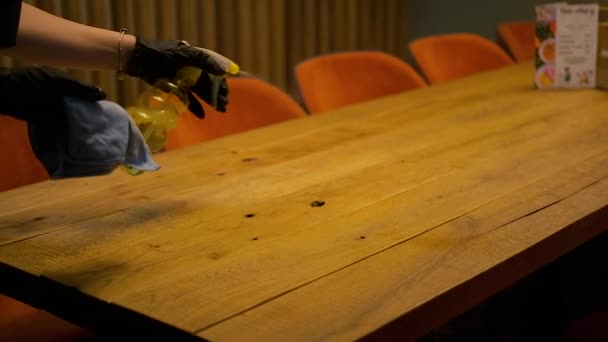 Serveuse Gants Nettoie Les Tables Dans Restaurant Avec Spray Désinfectant — Video