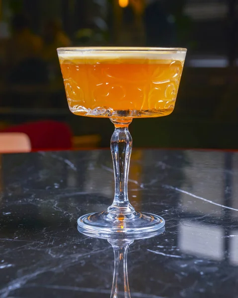 Erfrischendes Passionsfrucht Orangengetränk Einem Einzigartigen Glas Auf Einem Schwarzen Tisch — Stockfoto