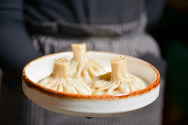 Khinkali Served Ceramic Plate Waiter Restaurant Diner Eating Out Concept — Stock Photo, Image