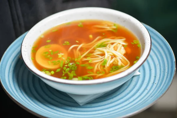 Sup Mie Asia Dengan Daging Sapi Disajikan Dalam Mangkuk Putih — Stok Foto