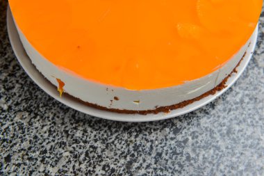 Üstünde jöle olan meyveli pasta. Taş masa arkasında lezzetli meyveli pasta. Çay ya da kahve için tatlı zamanı. Boşluk afişini kopyala.