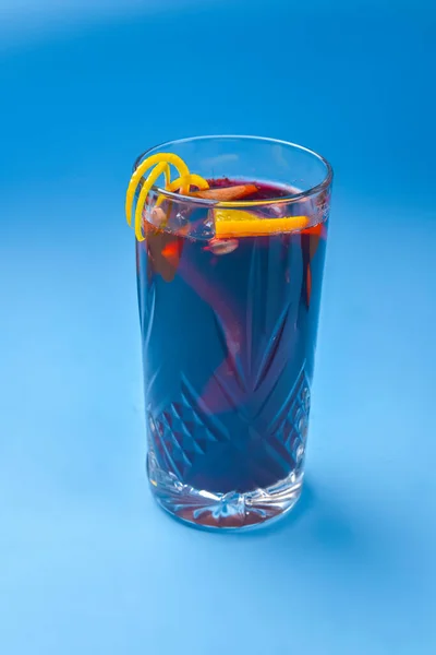 白羊座Mojito与草莓和薄荷糖 甜酒精饮料在高玻璃杯上涂上淡蓝色背景 派对上的美酒 — 图库照片