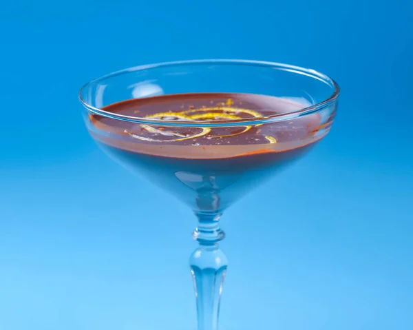 Schokococktail Mit Zitronenscheiben Hohen Glas Vor Pastellblauem Hintergrund Leckere Alkoholgetränke — Stockfoto