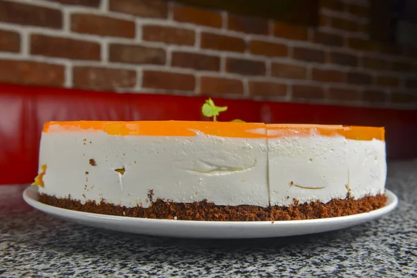 Fruchtsahnetorte Mit Gelee Obendrauf Köstlicher Obstkuchen Über Steintischhintergrund Dessert Zur — Stockfoto