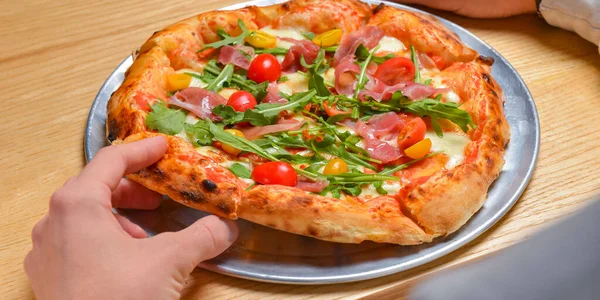 Giovanotto Che Mangia Una Fetta Pizza Margherita Natura Morta Mangiare — Foto Stock