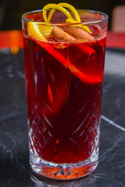 Beerenmojito Mit Erdbeere Und Minze Süßes Alkoholgetränk Das Hohen Glas — Stockfoto