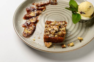 Churchkhela beyaz arka planda seramik bir tabakta servis yapıyordu. Geleneksel Gürcistan tatlısı, Gürcistan mutfağı konsepti. Kapat..