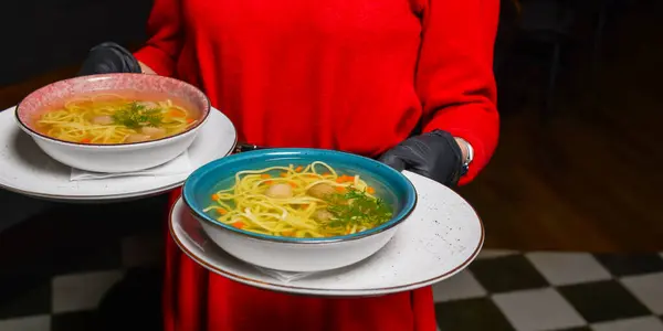 마카로니 수프두 그릇에 파슬리와 식당이나 식당에서 식사를 웨이터 맛있는 콘셉트를 — 스톡 사진