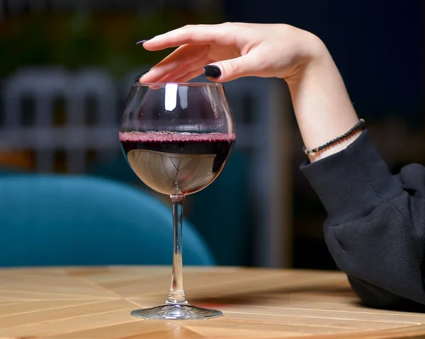 Copo Vinho Tinto Elegantes Mulheres Mão Copo Vinho Mesa Restaurante — Fotografia de Stock
