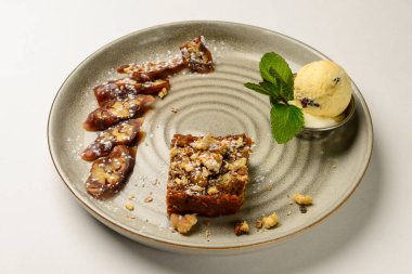 Churchkhela beyaz arka planda seramik bir tabakta servis yapıyordu. Geleneksel Gürcistan tatlısı, Gürcistan mutfağı konsepti. Kapat..