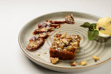 Churchkhela beyaz arka planda seramik bir tabakta servis yapıyordu. Geleneksel Gürcistan tatlısı, Gürcistan mutfağı konsepti. Kapat..