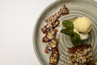 Churchkhela beyaz arka planda seramik bir tabakta servis yapıyordu. Geleneksel Gürcistan tatlısı, Gürcistan mutfağı konsepti. Kapat..