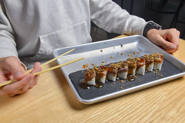 Comer Sushi Naturaleza Muerta Comer Fuera Del Concepto Joven Restaurante — Foto de Stock