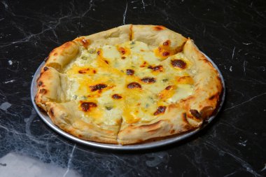 Siyah mermer masa zemininde Pepperoni pizzası. Geleneksel İtalyan mutfağı konsepti, pizza Margarita veya Margherita..