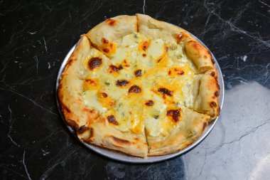 Siyah mermer masa zemininde Pepperoni pizzası. Geleneksel İtalyan mutfağı konsepti, pizza Margarita veya Margherita..