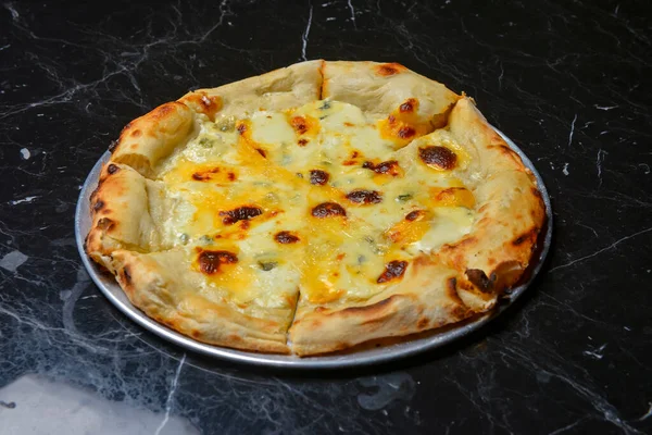 Siyah mermer masa zemininde Pepperoni pizzası. Geleneksel İtalyan mutfağı konsepti, pizza Margarita veya Margherita..