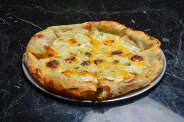 Siyah mermer masa zemininde Pepperoni pizzası. Geleneksel İtalyan mutfağı konsepti, pizza Margarita veya Margherita..