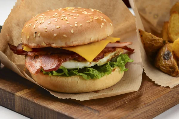 Hamburger Frytkami Smaczny Cheeseburger Smażonymi Ziemniakami Stylu Rustykalnym Sosem Podawany — Zdjęcie stockowe
