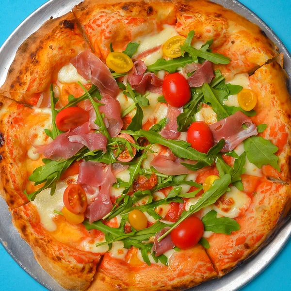 Eine Pepperoni Pizza Auf Blauem Hintergrund Konzept Der Traditionellen Italienischen — Stockfoto