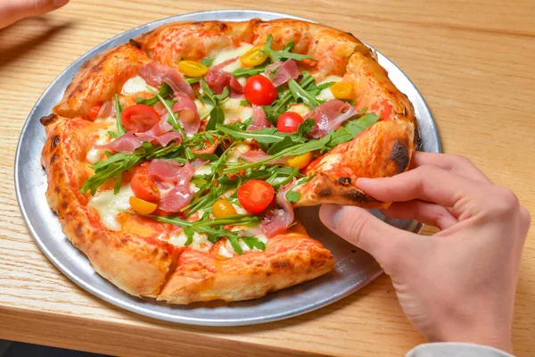 Młody Człowiek Kawałek Pizzy Margherita Martwa Natura Koncepcja Jedzenia Mieście — Zdjęcie stockowe