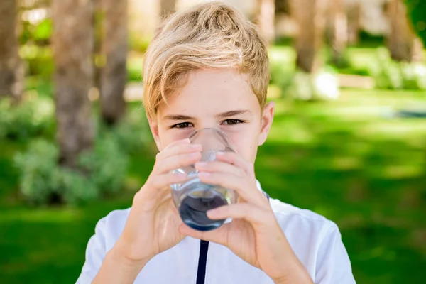 Niño Caucásico Joven Bebiendo Agua Mineral Fresca Aire Libre Durante — Foto de Stock