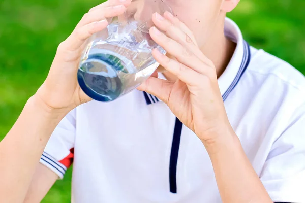 Junge Kaukasische Jungen Trinken Frisches Mineralwasser Sommer Freien Kleines Kind — Stockfoto