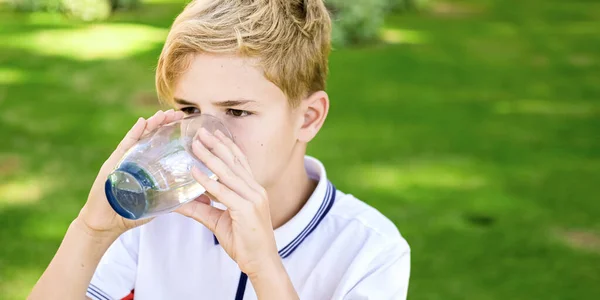 Niño Caucásico Joven Bebiendo Agua Mineral Fresca Aire Libre Durante — Foto de Stock